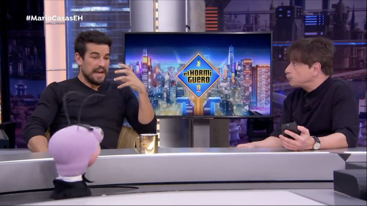 La surrealista llamada a una fan de Mario Casas protagonizada por su ataque de risa: “¿Me podían decir algo muy triste?”