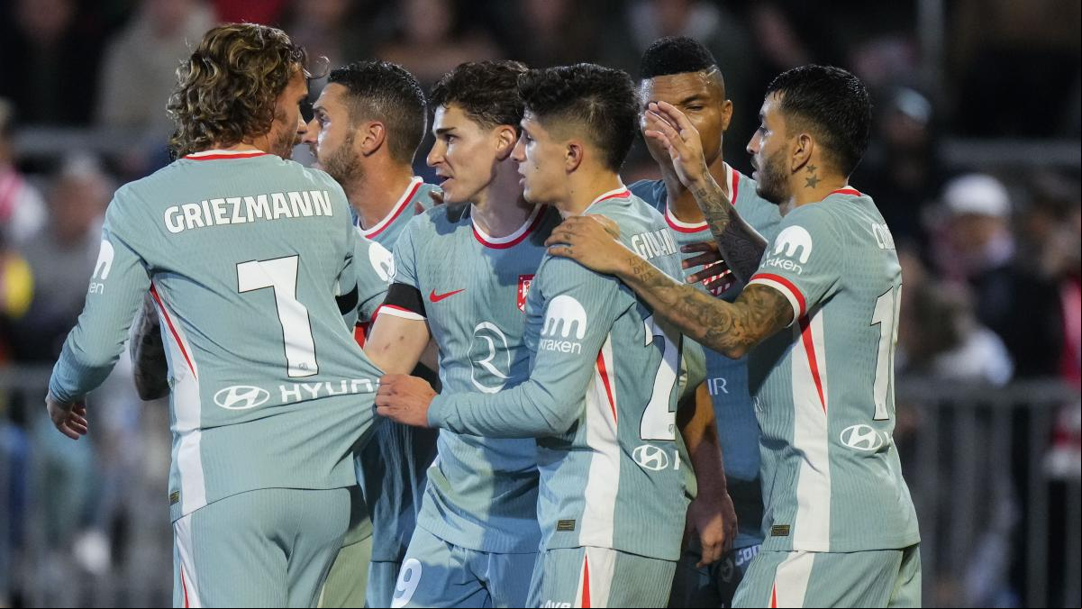 Julián Álvarez rescata con polémica al Atlético ante un rocoso Vic