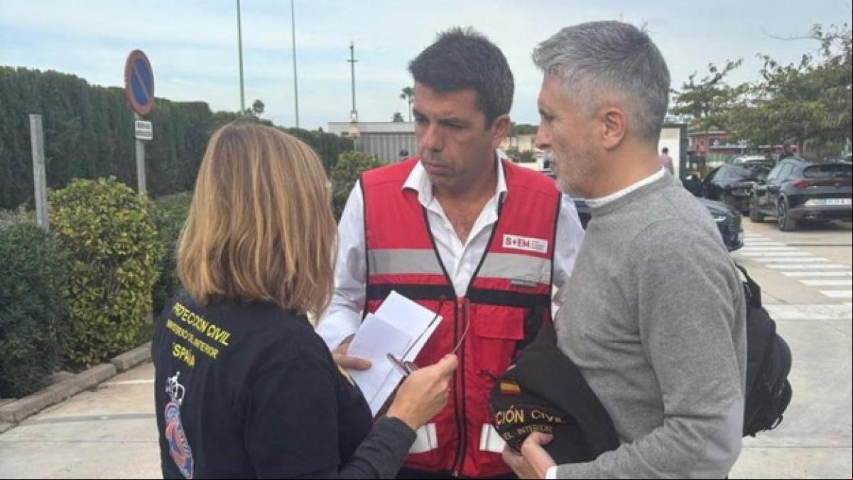 Mazón pide a los voluntarios que vuelvan a casa porque coches y peatones colapsan los s