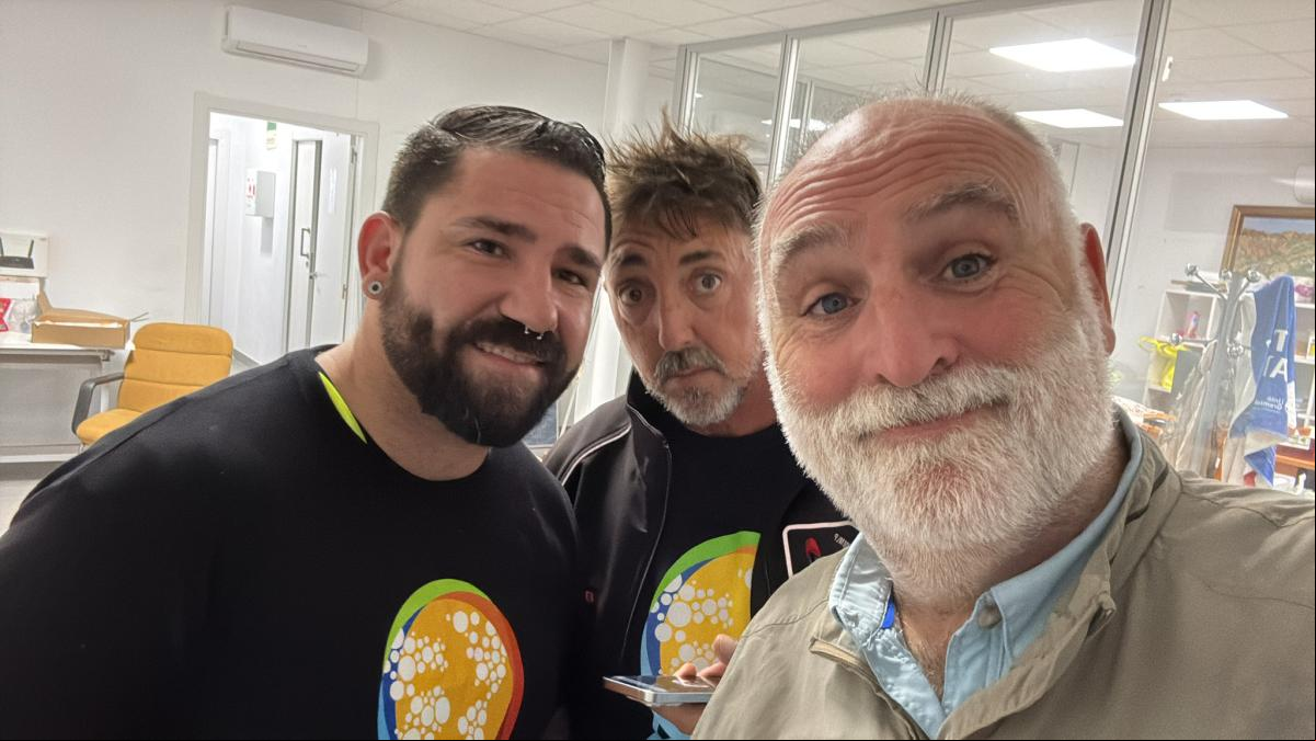 El chef José Andrés reparte raciones de comida en varias poblaciones afectadas por la DANA
