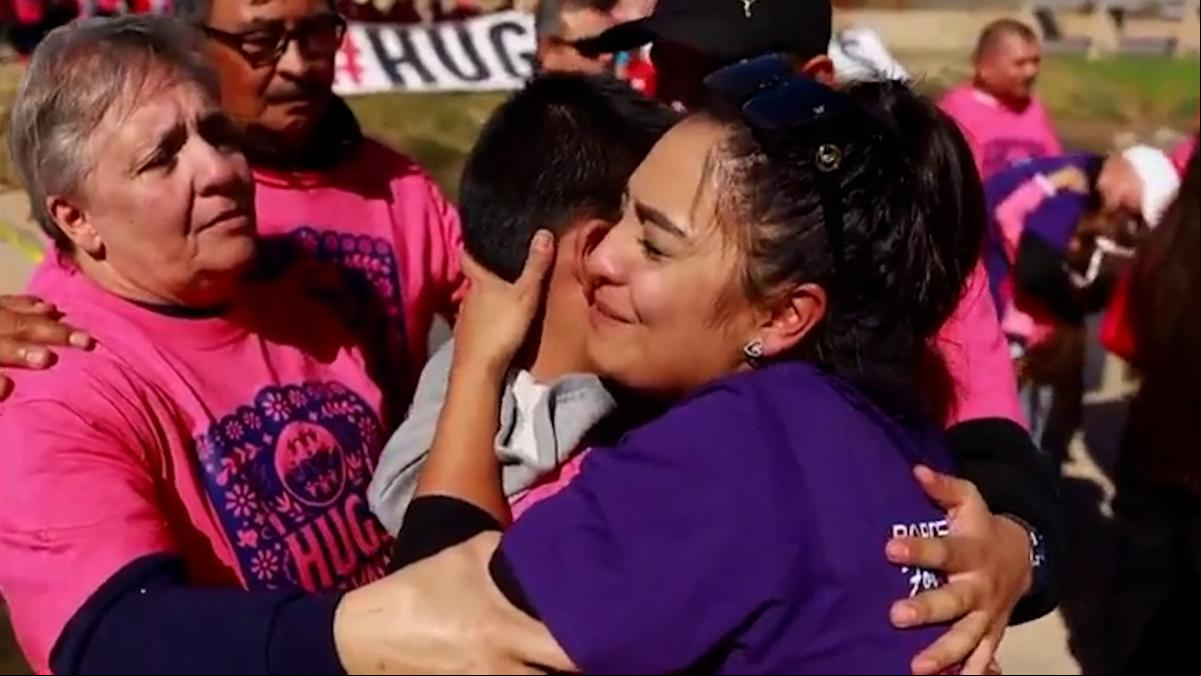 Cientos de familias separadas se reencuentran en la frontera de Estados Unidos y México