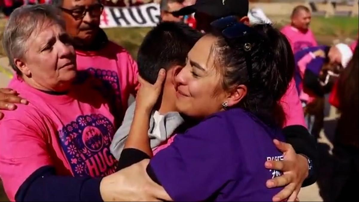Cientos de familias separadas se reencuentran en la frontera de Estados Unidos y México
