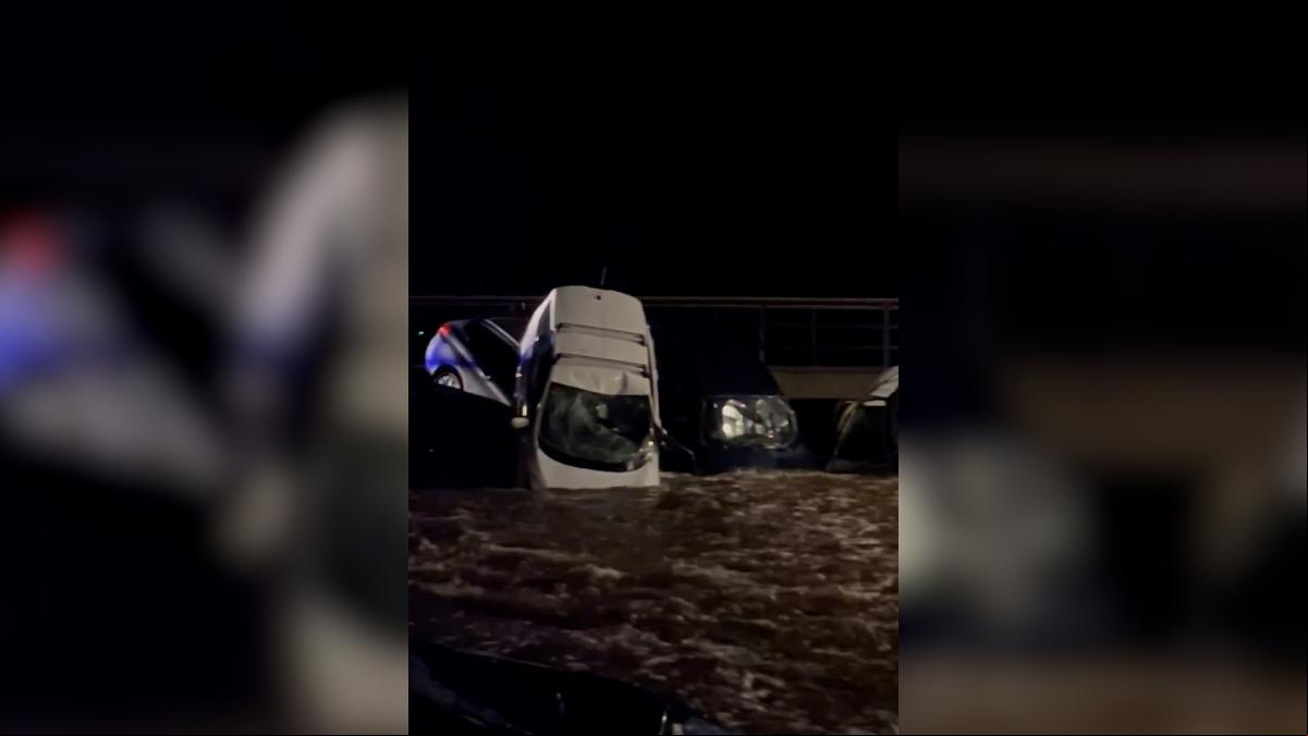 Una lluvia torrencial inunda Cadaqués y arrastra hasta 32 coches por la riera
