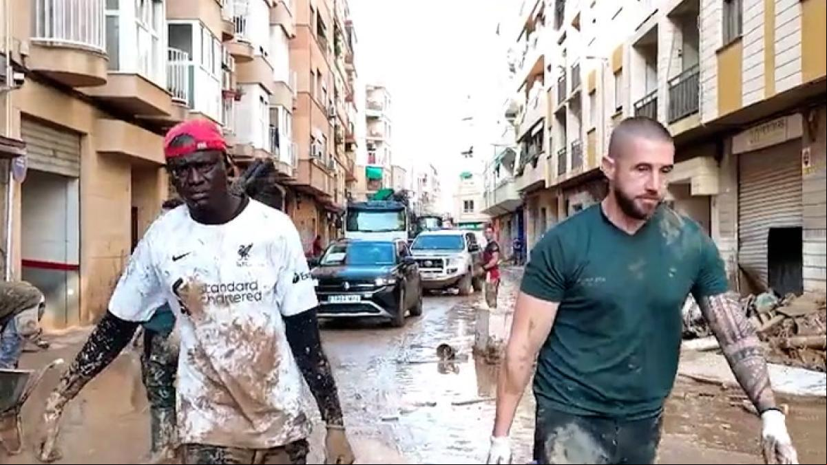 Veinte senegaleses arriman el hombro limpiando en Alfafar