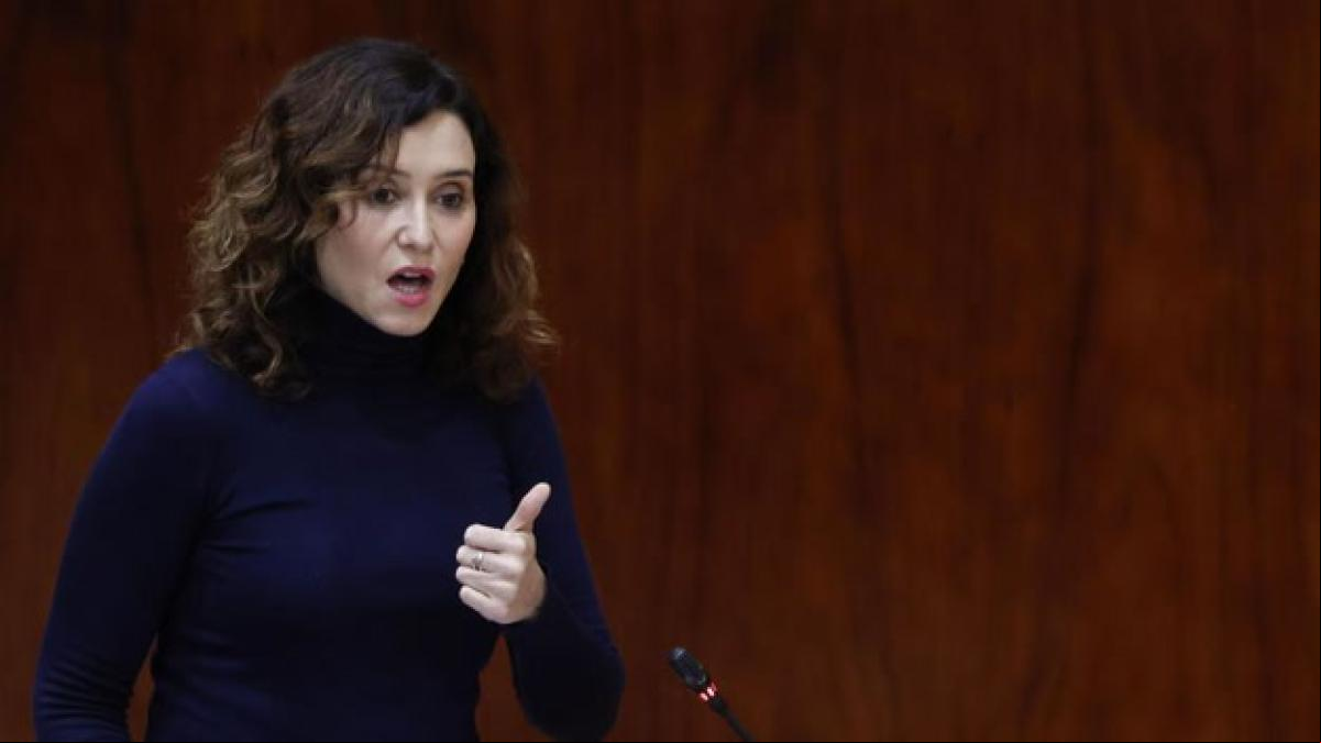 La izquierda aplaude irónicamente a Ayuso tras decir que la universidad “da títulos como churros”