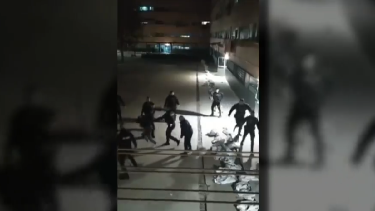 Batalla campal en Valdebernardo: unos vecinos se enfrentan a la policía para frenar la detención de dos jóvenes por un robo con navaja