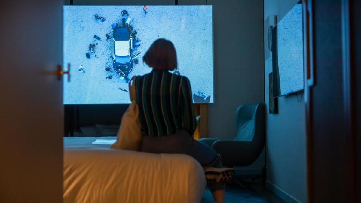Desmayos de película, romances con IA y estatuas vivientes protagonizan Loop Fair