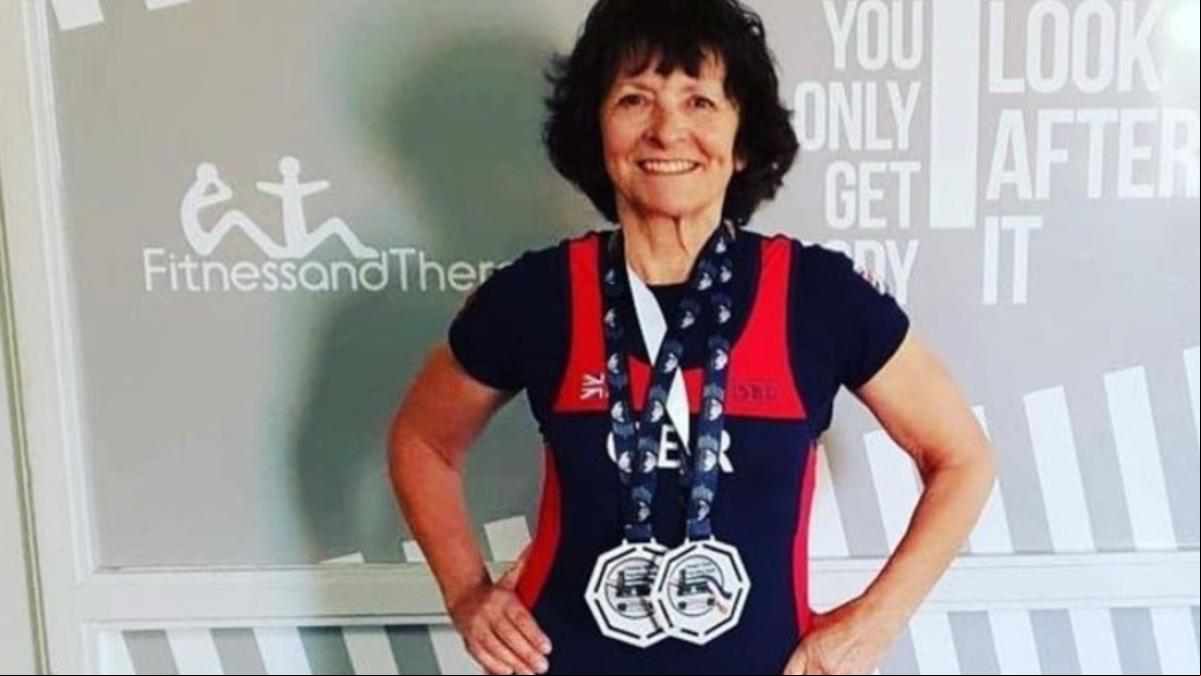 Así de fuerte está la abuela más fuerte del mundo: Tiene 70 años y es campeona en levantamiento de pesas