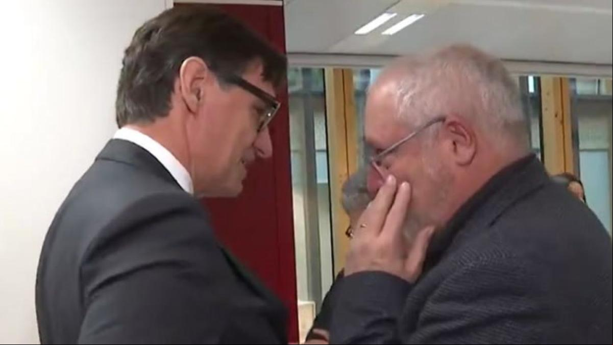 Salvador Illa y Lluís Puig se saludan cordialmente en Bruselas
