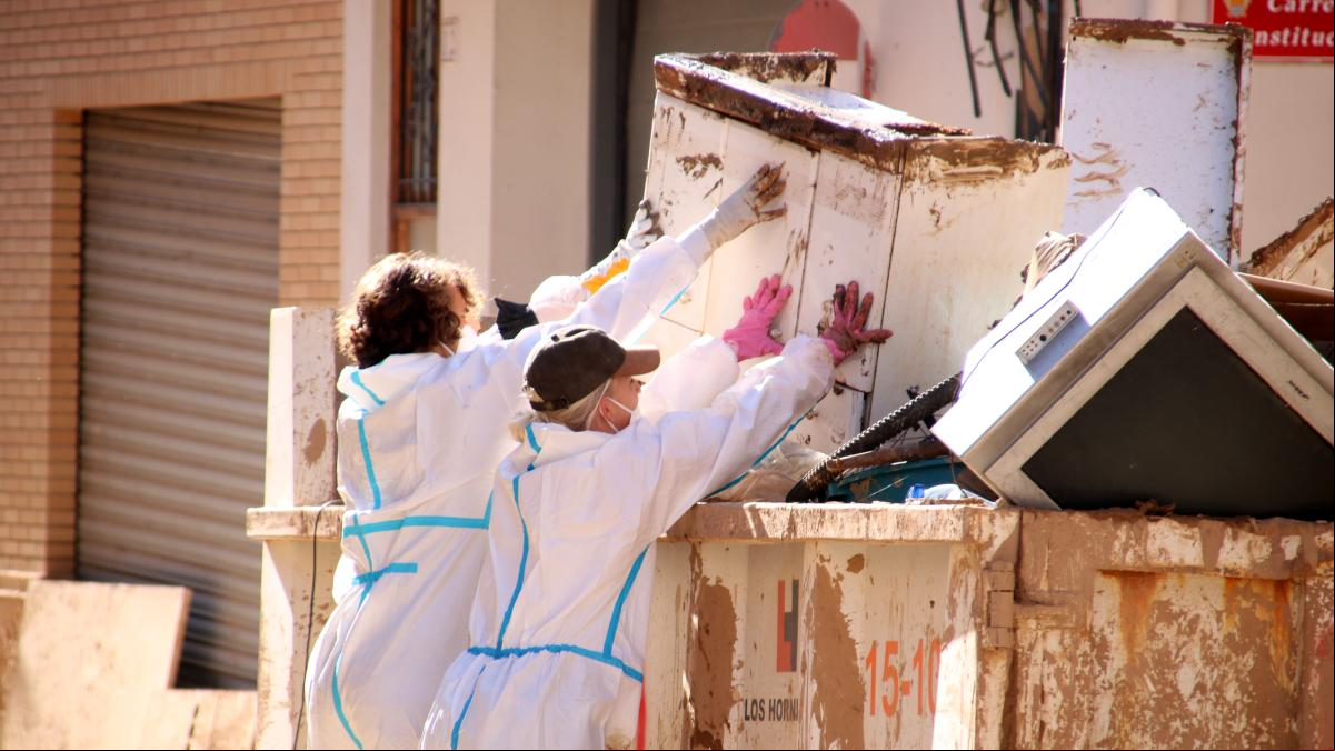 Un mes después de la DANA, decenas de miles de personas siguen instaladas en la emergencia