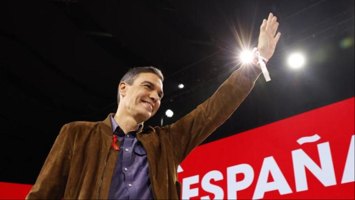 Sánchez llama al PSOE al combate ante la adversidad y fija la meta en el 2027