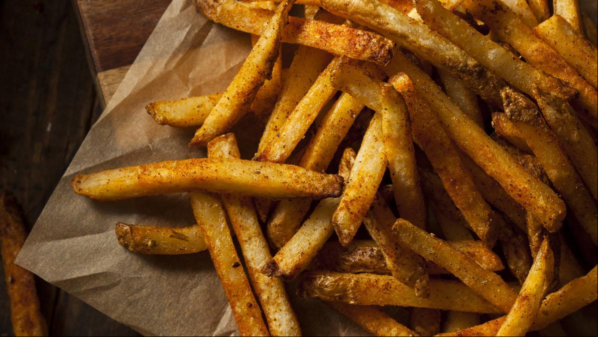 La receta más sencilla de patatas al horno (y un truco para que queden crujientes)