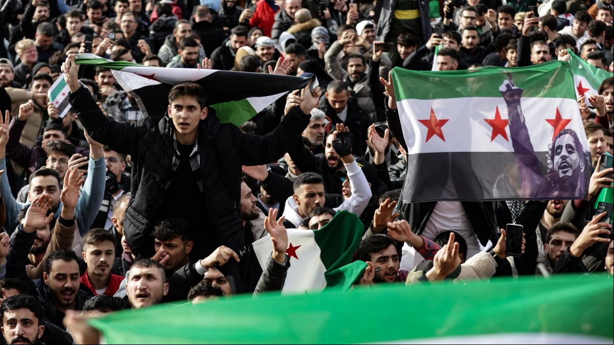 Tricolor con franja verde y estrellas rojas: el origen de la nueva bandera de Siria