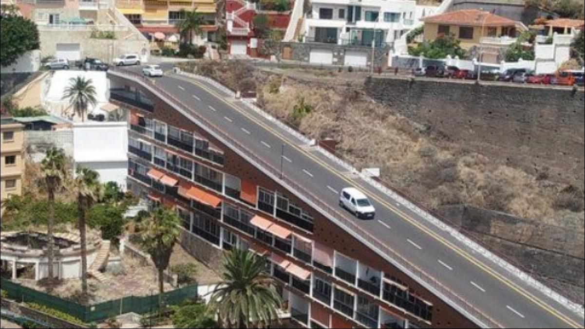 El surrealista edificio construido en España con una carretera en el tejado: “Parece un Scalextric”