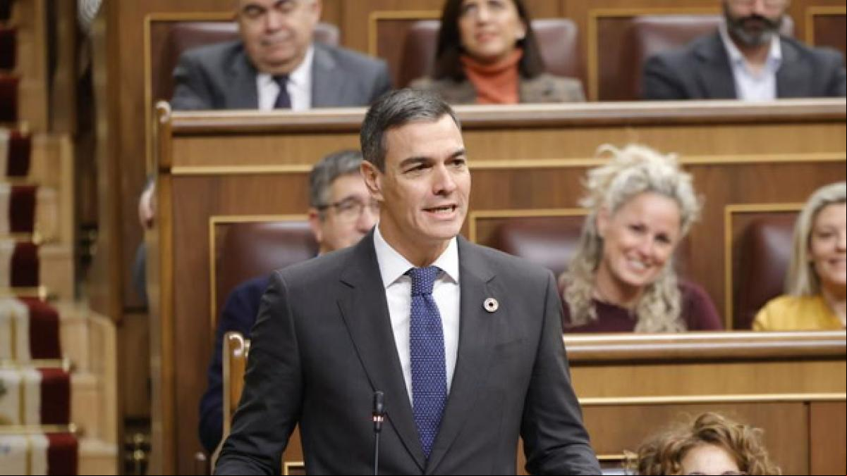 Sánchez se defiende de la ofensiva del PP: “Acabamos como empezamos el año, ustedes con el bulo y nosotros con el BOE”