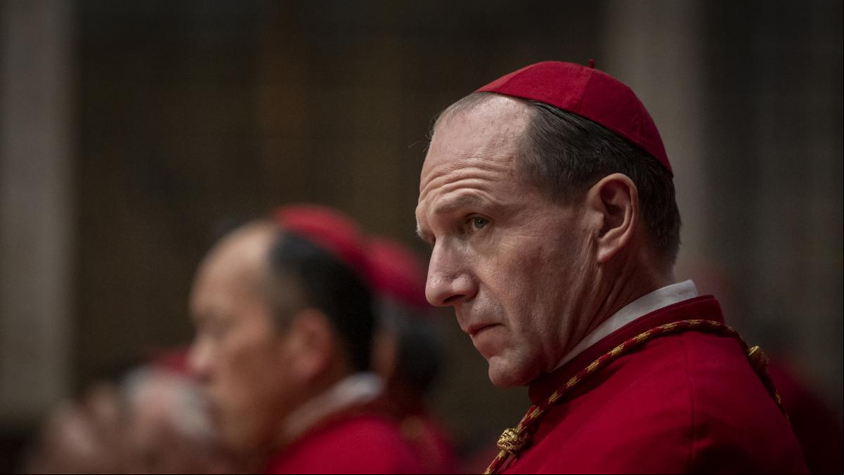 Ralph Fiennes, actor de ‘Cónclave’: “Tengo la sensación de que saldrá un papa más conservador, lamentablemente”