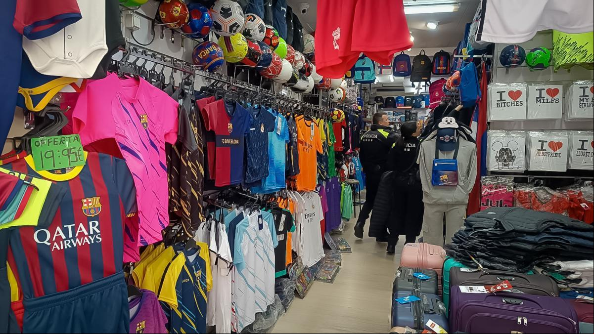 Golpe policial contra la venta de productos falsificados en Lloret de Mar
