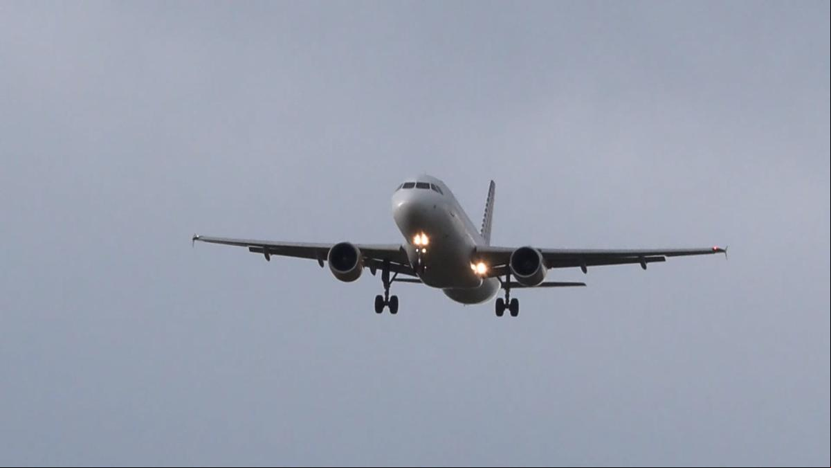 El viento impide aterrizar a dos aviones en Bilbao
