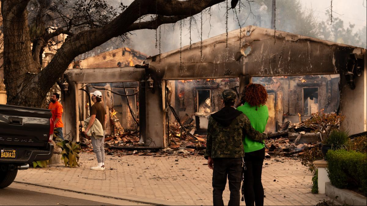 Incendio en Los Ángeles: Cinco muertos y más de 150.000 evacuados, en directo
