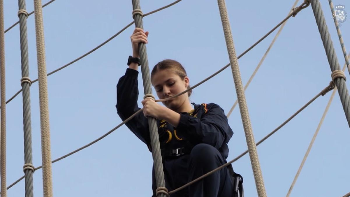 Leonor sube al palo más alto del Elcano