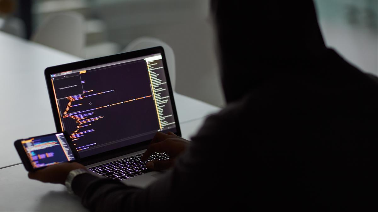 Te roban y te culpan: la nueva táctica de los hackers para encubrir sus crímenes