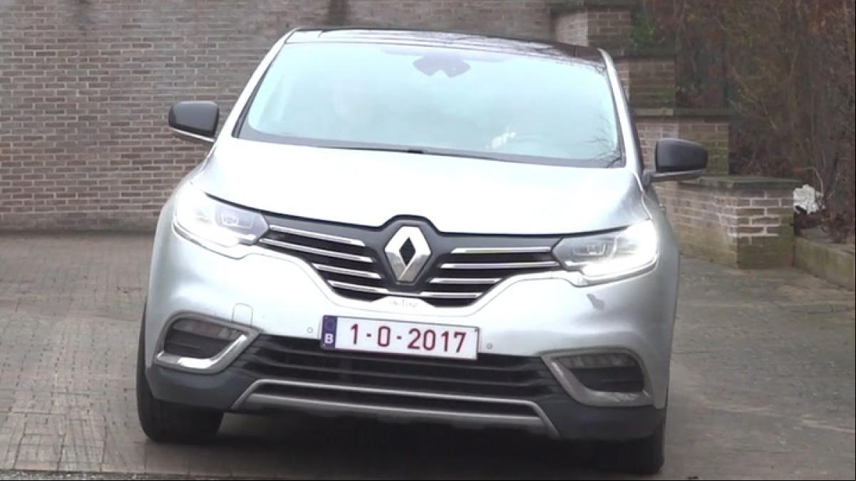 Puigdemont y Junqueras salen juntos de Waterloo en un coche con matrícula 1-O-2017