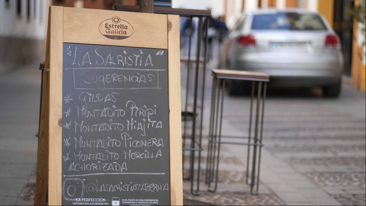 La Junta de Andalucía confirma la bacteria Clostridium perfringens en los montaditos de pringá de la Taberna La Sacristía