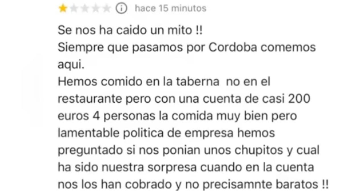 Piden chupitos tras comer en un restaurante y deja una reseña negativa quejándose porque se los cobraron: “La gente tiene más cara que espalda”