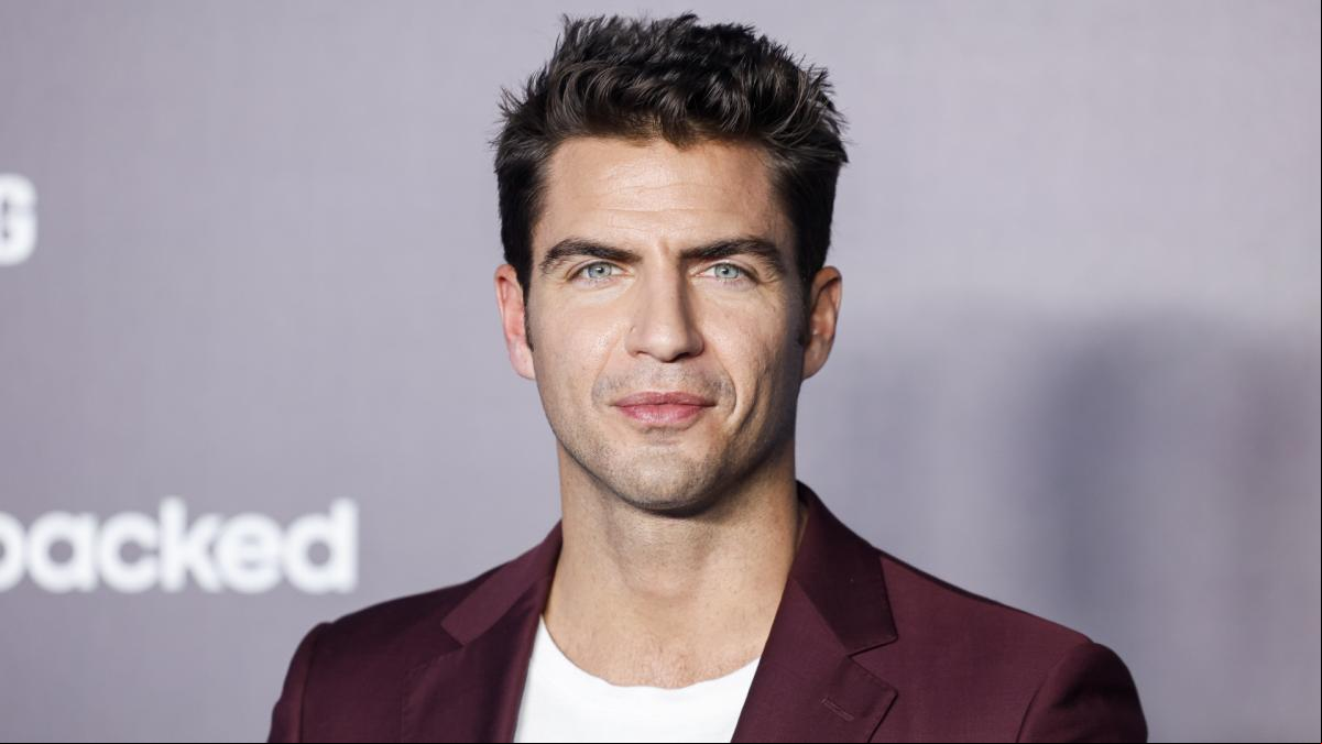 Maxi Iglesias confiesa que está de nuevo enamorado tras su ruptura con la actriz Stephanie Cayo