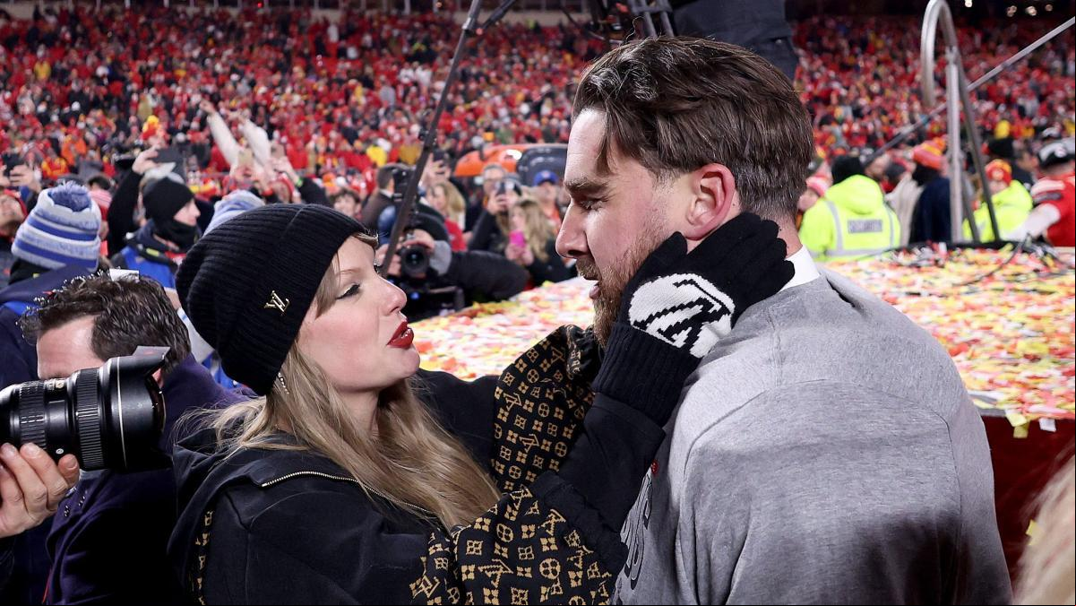 Taylor Swift y Travis Kelce celebran con un beso el pase a la Super Bowl