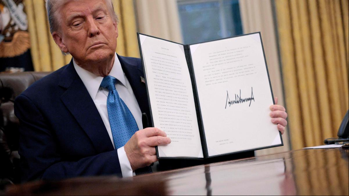 Trump declara la guerra comercia subiendo los aranceles a China, México y Canadá