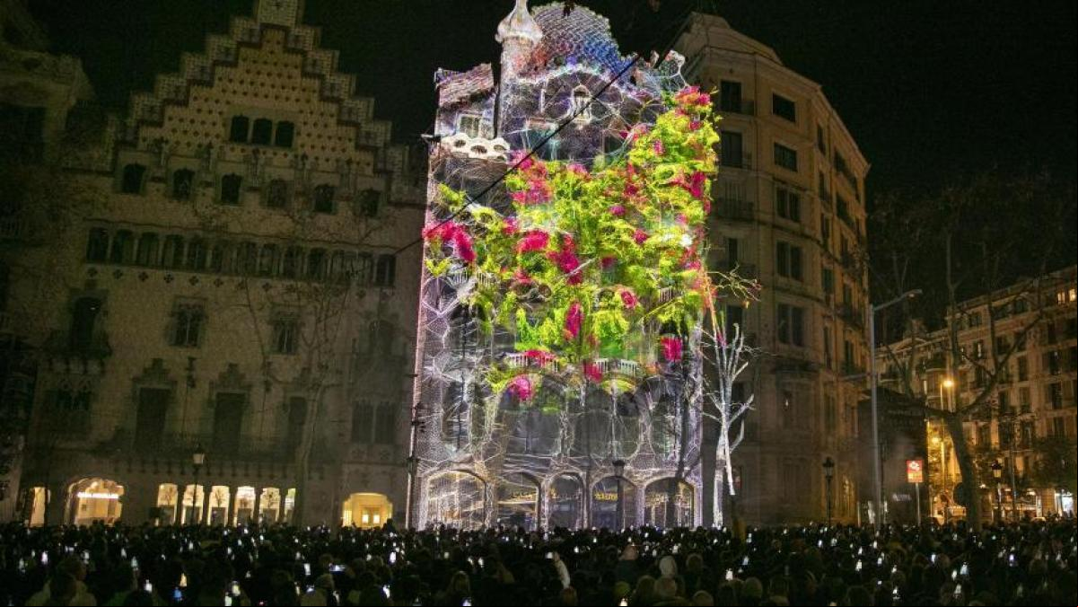 Un ecosistema digital florece sobre la casa Batlló en el ‘mapping’ de Quayola