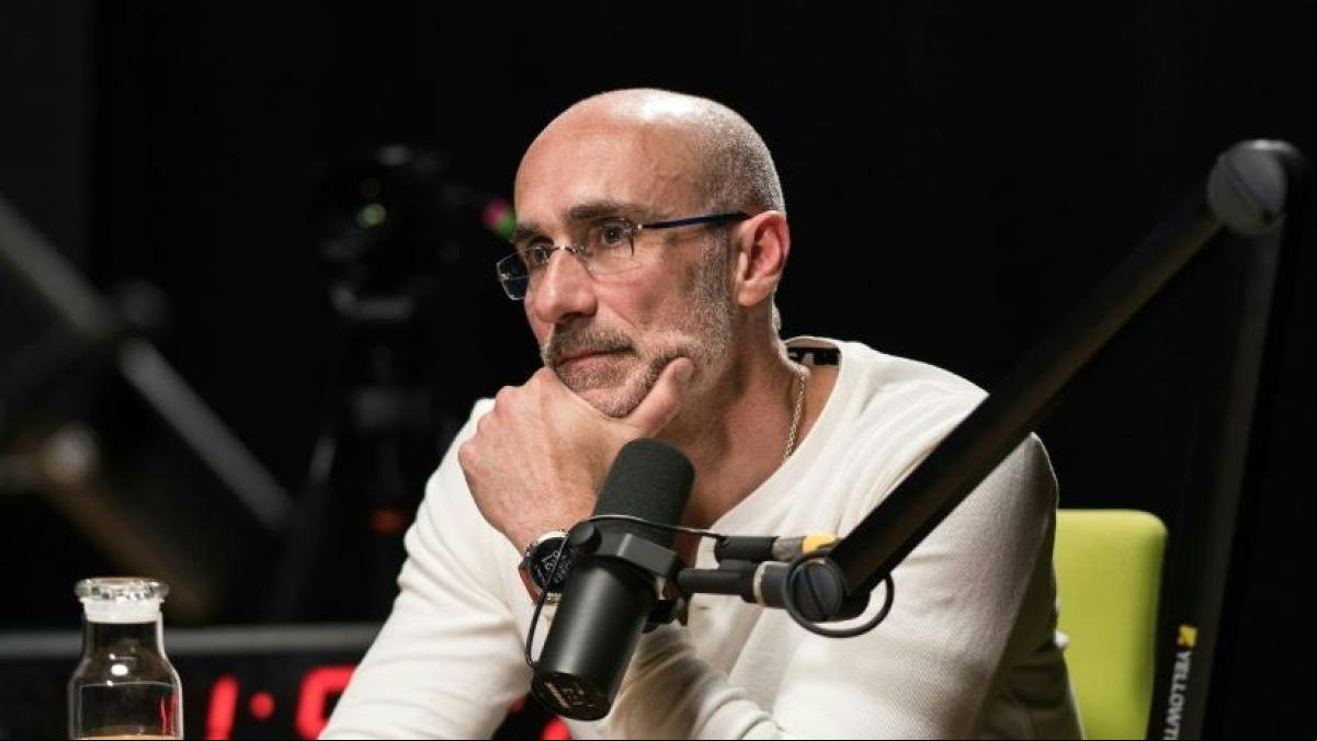 Arthur Brooks, experto en felicidad: “Si quieres que tus hijos no estén con el móvil, aparta el tuyo y no lo mires”