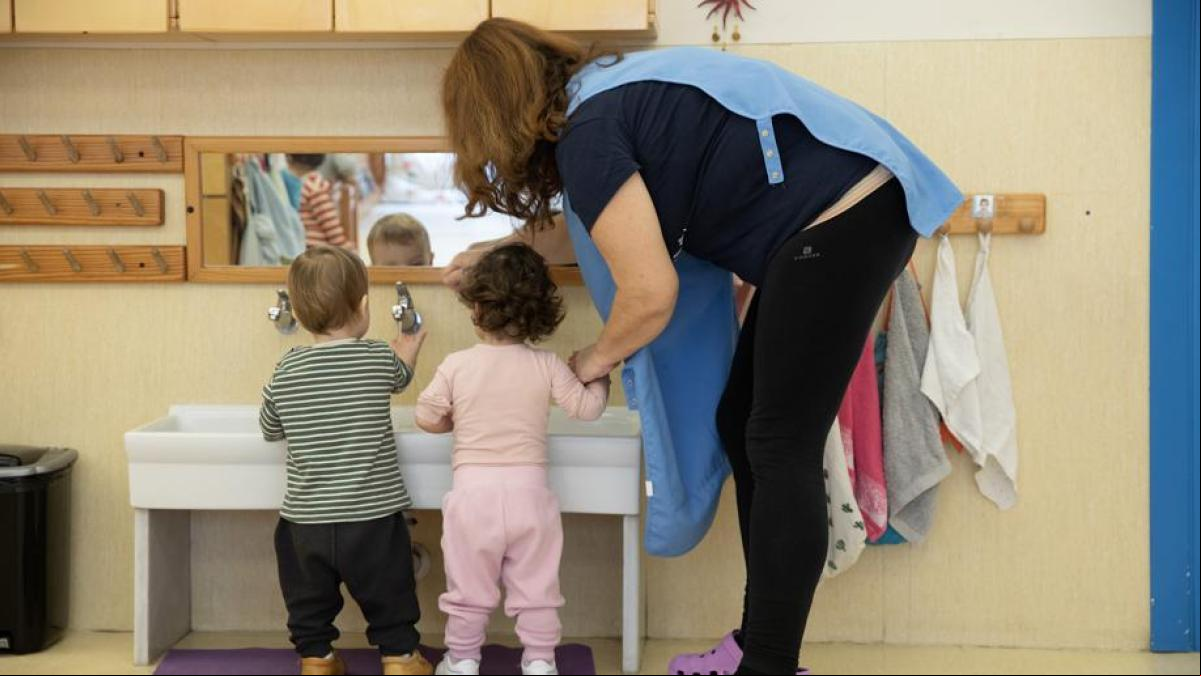 Llevar el bebé a la guardería reduce la probabilidad de tener más hijos