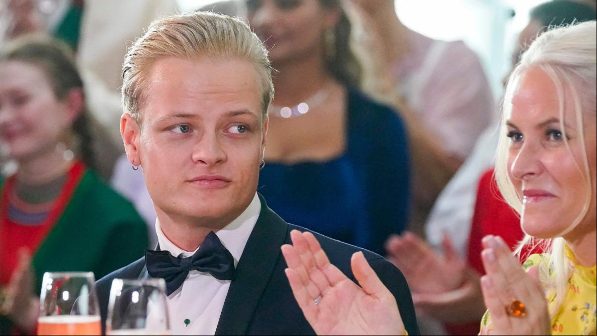 Marius Borg, hijo de Mette-Marit, sorprende con un impactante cambio de look en Dinamarca