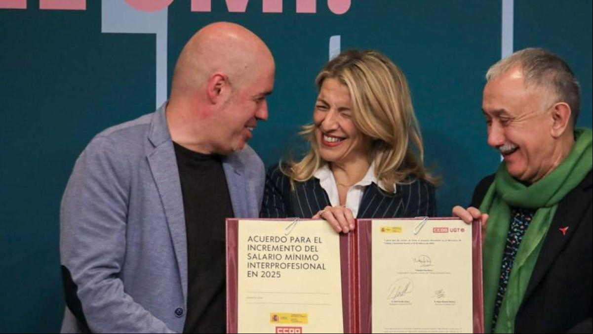 Díaz y los sindicatos firman la subida del salario mínimo sin saber todavía si pagará IRPF