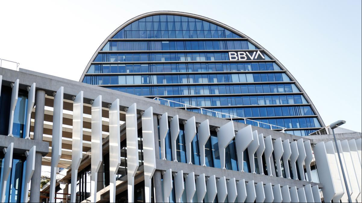 El BBVA ajusta la oferta de canje en la opa sobre el Sabadell tras el pago de los dividendos