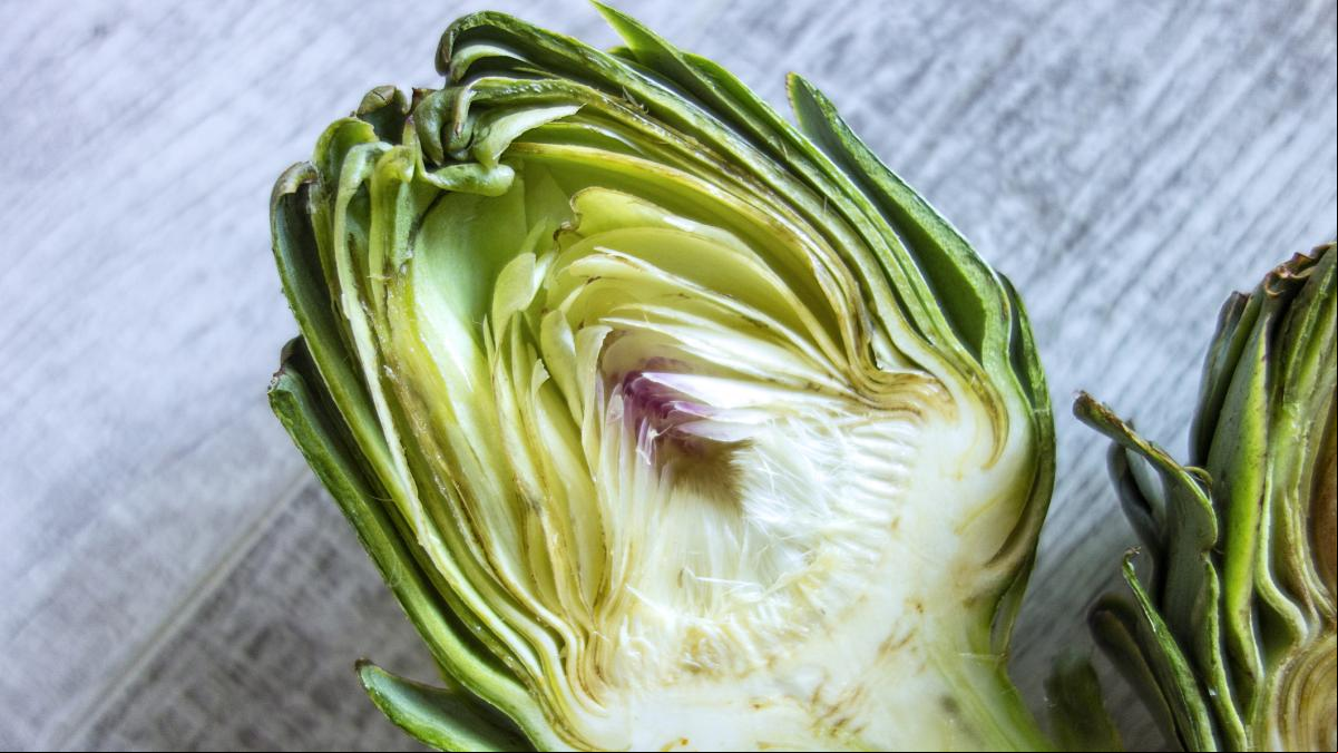 ¿Qué indica que una alcachofa tenga pelillos en el interior? ¿Se pueden comer?
