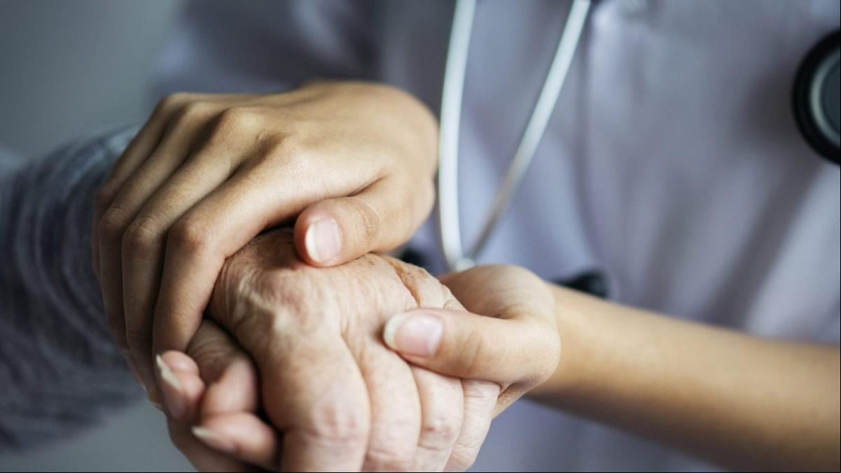 Olvida a su esposo en el hospital y cobra su pensión de invalidez durante meses