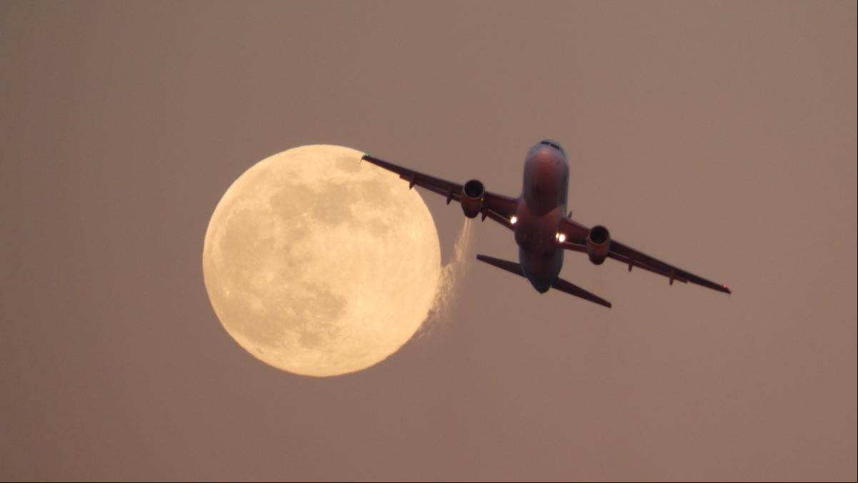Maniobras aéreas con la luna de nieve de febrero