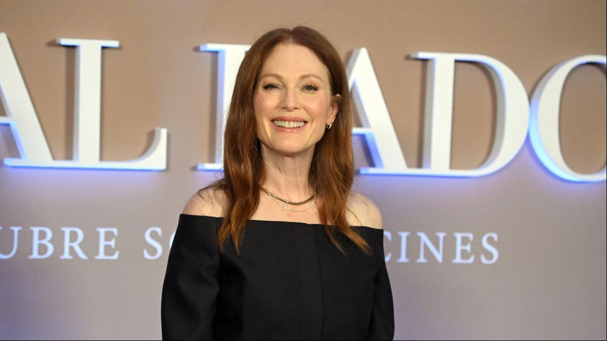 Julianne Moore, “en shock” después de que Trump haya prohibido un libro suyo para niños
