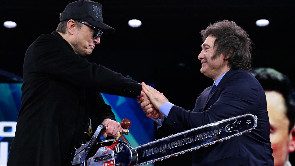 Milei regala su motosierra a Musk en la cumbre anual de la ultraderecha en EE.UU.