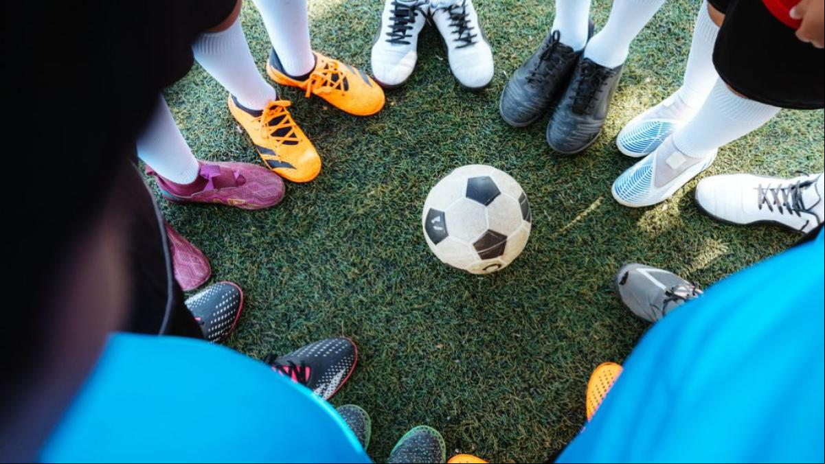 Corre como Mbappé y regatea como Lamine Yamal: las botas de fútbol mejor valoradas para los cracks del futuro