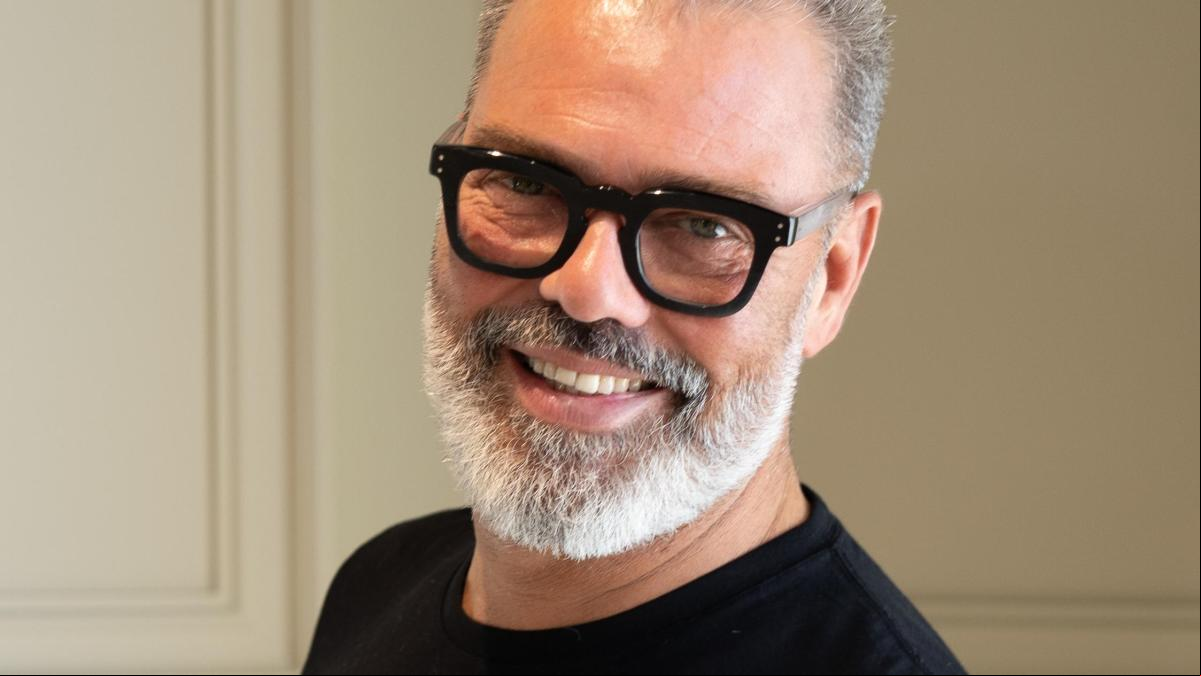 Víctor del Valle, el peluquero que transforma a sus clientes: “Los flequillos rejuvenecen bastante, como los cortes con efecto ‘lifting’”