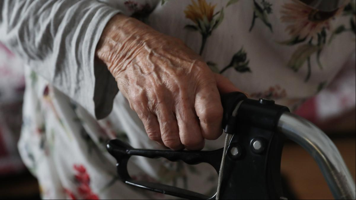 La utopia de l’atenció a casa: ni ajuda a domicili ni diners per a cuidadors