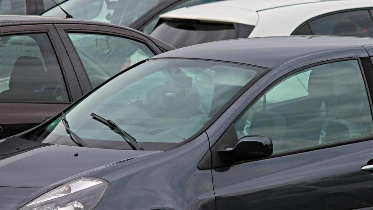 Deja el coche a una empresa de aparcamiento y se lo devuelven rayado, con una multa y casi 500 km hechos sin explicación