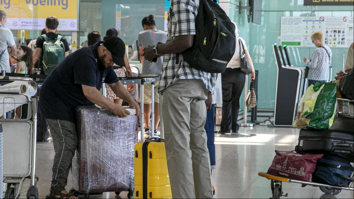 És legal que cobrin per una maleta a l’avió?