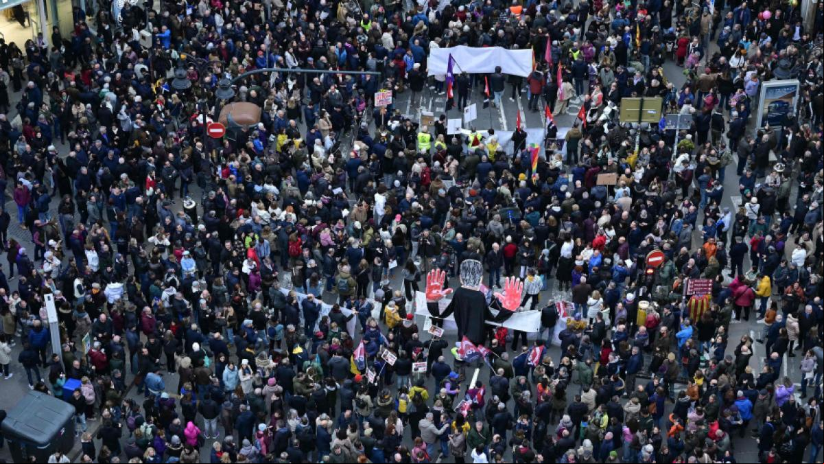 Multitudinaria quinta manifestación en València contra Carlos Mazón por la dana