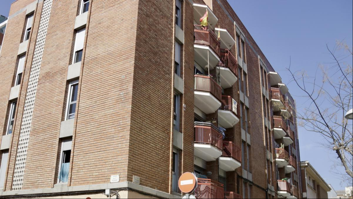 Vecinos de pisos sociales de Mataró reclaman acabar con la incertidumbre de prorrogar los contratos