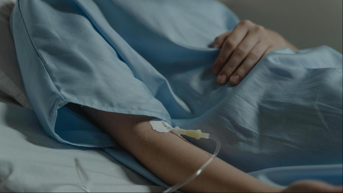 Los médicos achacaron su dolor de estómago a “estrés” por su boda y ahora tiene un cáncer de colon incurable